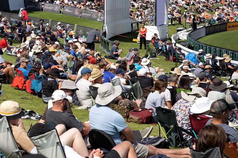 Los espectadores, sin mascarilla y sin mantener el distanciamiento social, asisten a un partido de cricket entre Nueva Zelanda y Pakistán en Hagley Oval en Christchurch el 4 de enero de 2021