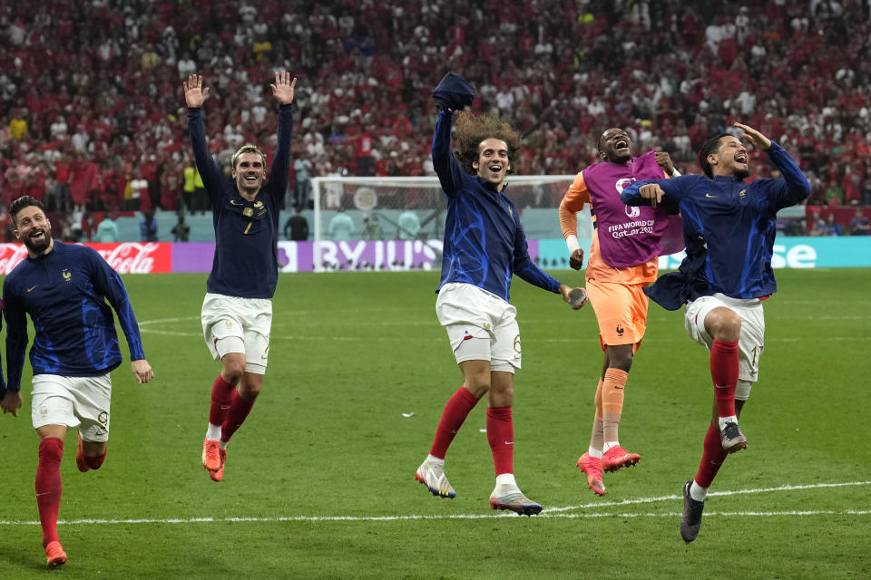 Los jugadores de Francia celebran la victoria 2-0 ante Marruecos en la semifinal del Mundial, el miércoles 14 de diciembre de 2022, en Jor, Qatar. (AP Foto/Francisco Seco)