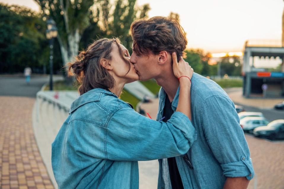 Psychologists explain how romantics who believe in “love at first kiss” allow their expectations to influence their love lives. Igor Kardasov – stock.adobe.com