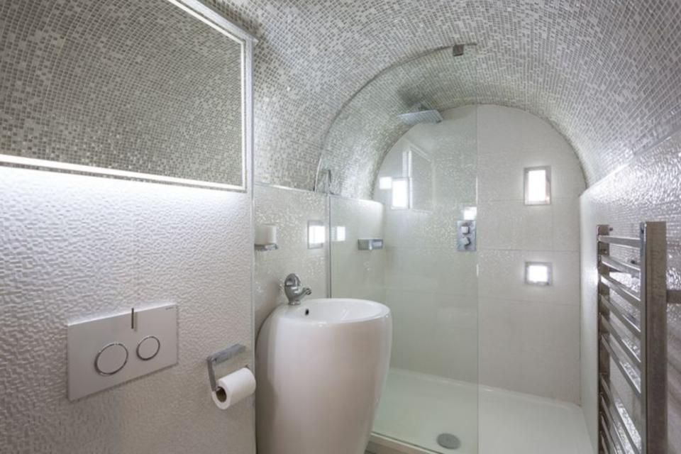 El baño se encuentra integrado en el sótano de la vivienda. (Foto: <a href="http://www.carterjonas.co.uk/house/for-sale/grimston/yor200038/" rel="nofollow noopener" target="_blank" data-ylk="slk:Carter Jonas;elm:context_link;itc:0;sec:content-canvas" class="link ">Carter Jonas</a>).