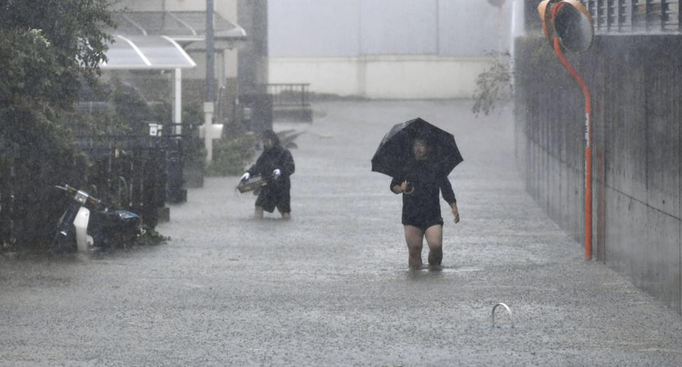 Deadly typhoon smashes Japan, shuts down Tokyo