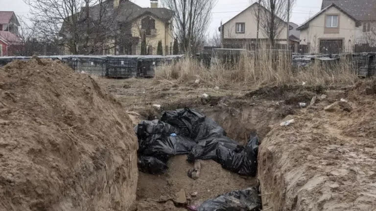 Ucrania informó de nuevas fosas comunes y estimó que ya son 22.000 los muertos en Mariupol