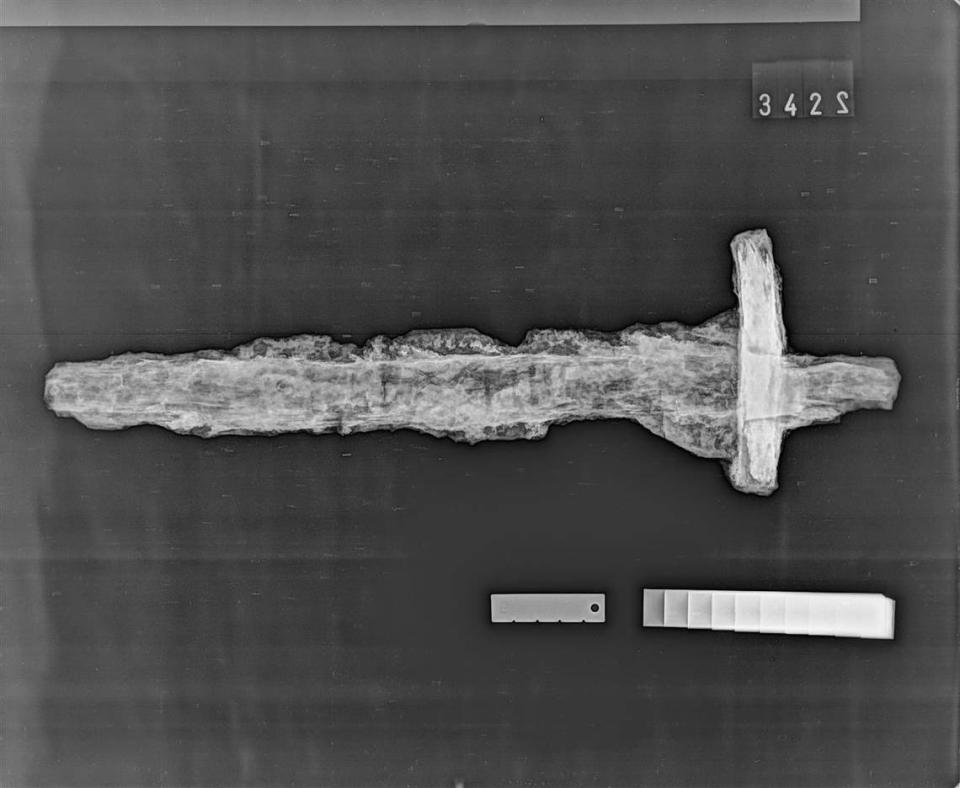 Radiografía de una espada vikinga de 1,000 años de antigüedad.