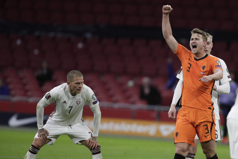 Matthijs de Ligt, de la selección de Holanda, festeja un tanto de su compañero Luuk de Jong, en un duelo de la eliminatoria mundialista frente a Letonia, el sábado 27 de marzo de 2021 (AP Foto/Peter Dejong)