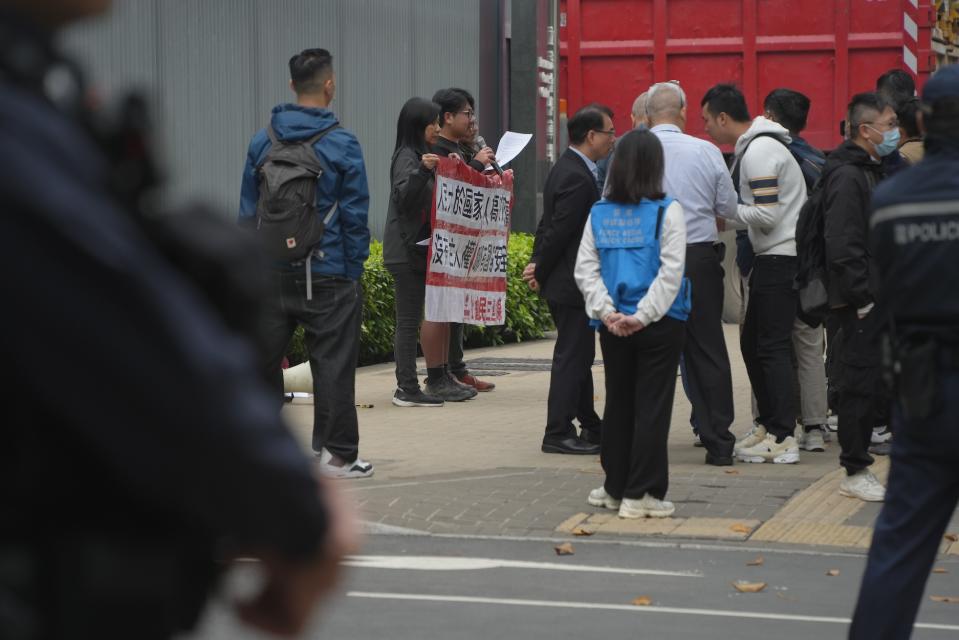 社民連3人到政總示威反對23條立法，現場所見，警方出動約50人戒備。
