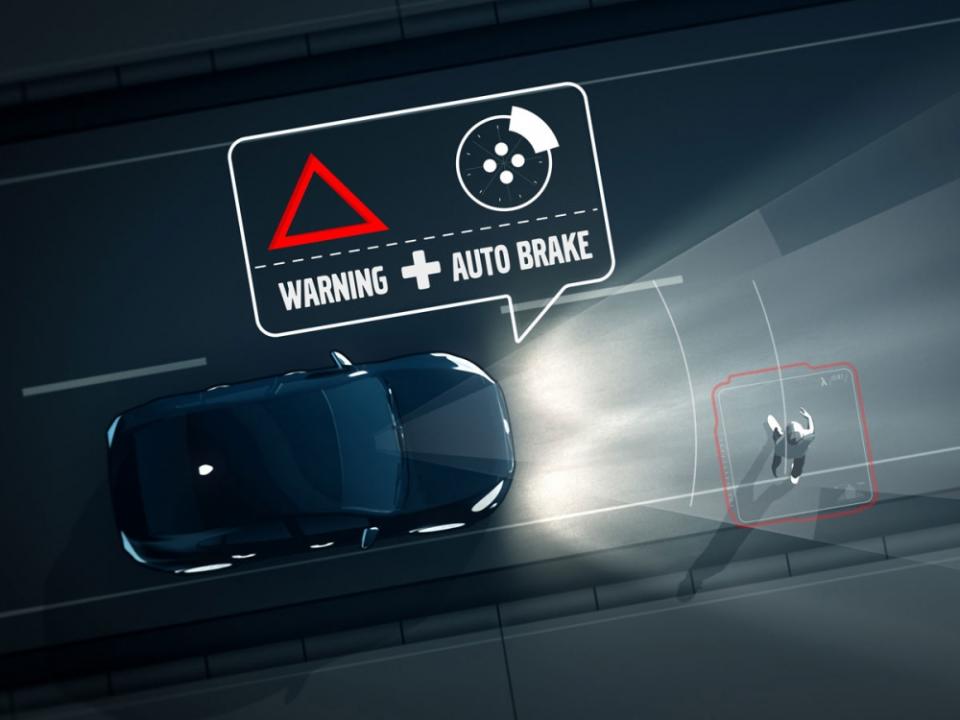 CWFAB碰撞警示暨完全主動煞車系統，不僅對車，連帶行人也能有效偵測。