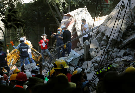 Rescuers work at a collapsed building after an earthquake in Mexico City, Mexico September 19, 2017. REUTERS/Henry Romero