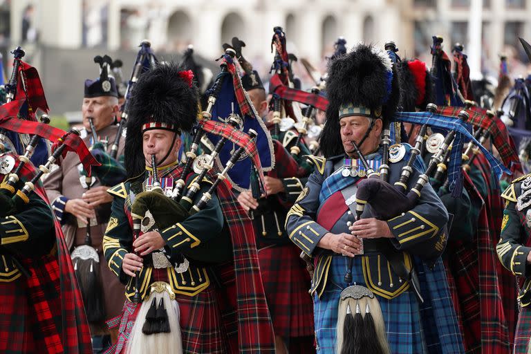 El desfile de gaitas y tambores durante el funeral de estado de la reina Isabel II