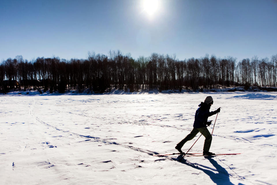 Un esquiador de fondo en el lago Flagstaff, cerca de Eustis, Maine, el 20 de febrero de 2011. (Piotr Redlinski/The New York Times)