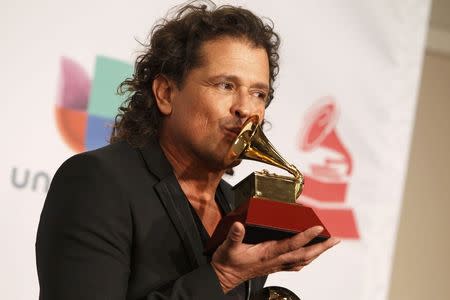 Colombian singer Carlos Vives poses with his Best Contemporary Tropical Album for "Mas + Corazon Profundo" and Best Tropical Song for "Cuando Nos Volvamos A Encontrar" during the 15th Annual Latin Grammy Awards in Las Vegas, Nevada November 20, 2014. REUTERS/Steve Marcus