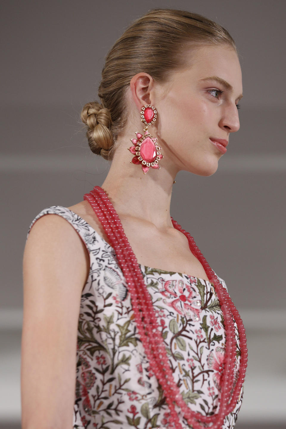 The Oscar de la Renta Spring 2014 collection is modeled during Fashion Week in New York, Tuesday, Sept. 10, 2013. (AP Photo/John Minchillo)