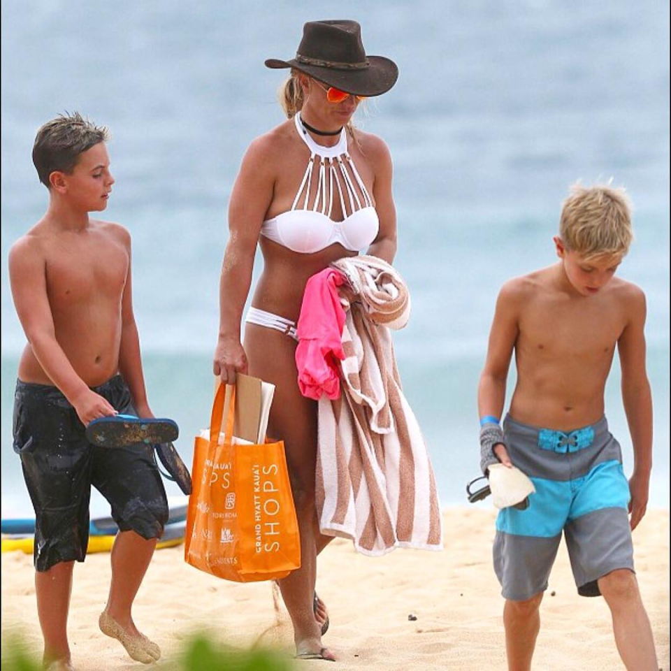 Britney está en la compañía de sus hijos Sean, de 10 años, y Jayden, de nueve. 