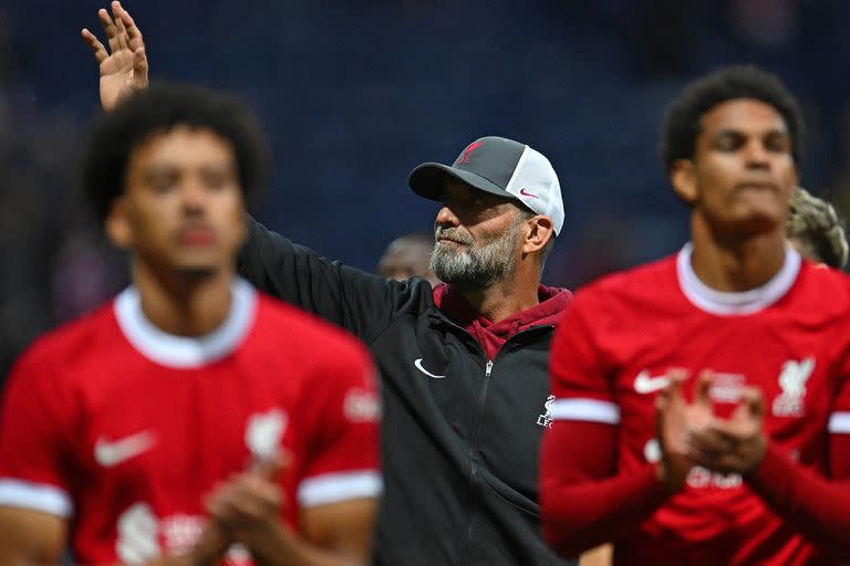 Saluda Jurgen Klopp, luego del amistoso ante Darmstadt 98 