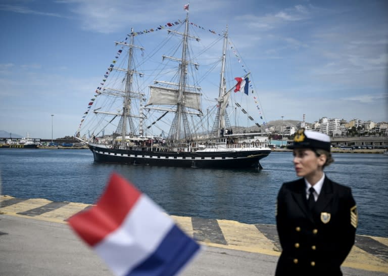 Le trois-mats français Belem quitte le port du Pirée pour rallier MArseille avec à son bord la flamme olympique le 27 avril 2024 (ANGELOS TZORTZINIS)