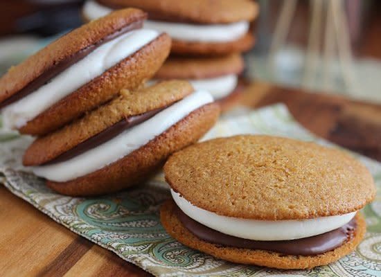 <strong>Get the <a href="http://cookiesandcups.com/smores-whoopie-pies/" target="_hplink">S'mores Whoopie Pie recipe</a> by Cookies and Cups </strong> 