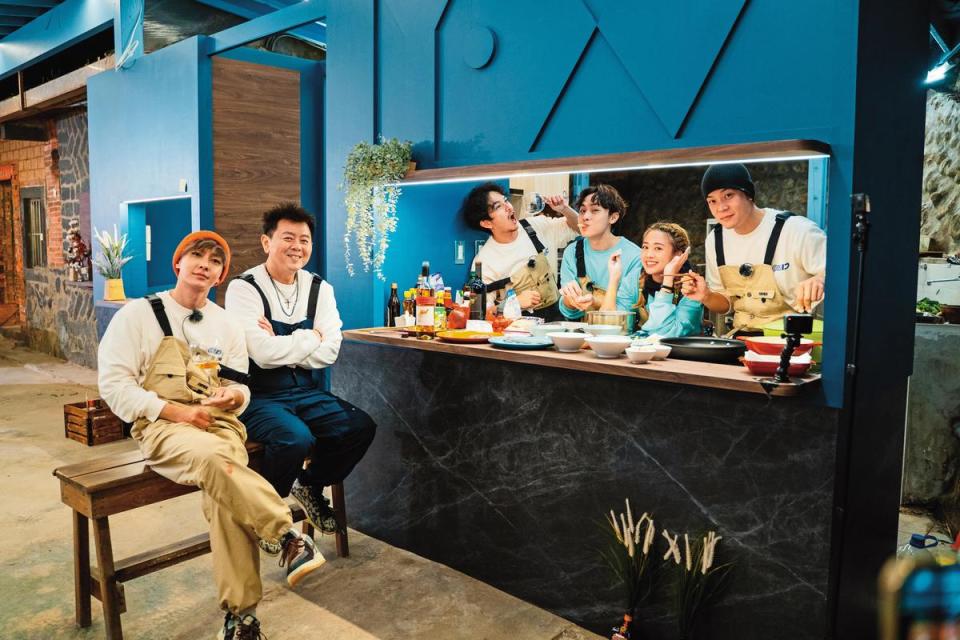 炎亞綸（左起）攜手庹宗康、楊銘威、顏佑庭、吳映潔與姚元浩，在實境秀《來吧！營業中》改造廢棄老屋成人氣餐廳。（TVBS提供）