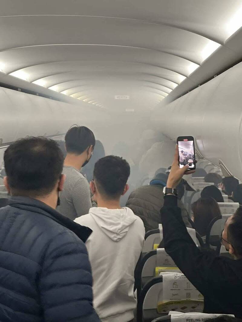 從TR993班機乘客拍攝的照片中可見，客艙瀰漫煙霧。&nbsp;&nbsp;&nbsp;圖：翻攝推特