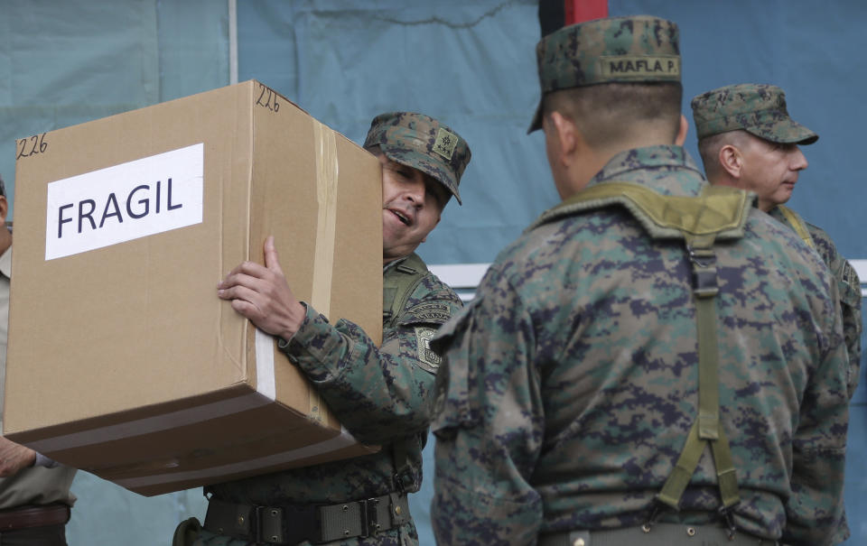 Soldados de Ecuador reciben cajas con material electoral en Quito el sábado 1 de abril de 2017. Ecuador realizaba el domingo 2 de abril la segunda ronda de los comicios presidenciales, entre el banquero conservador Guillermo Lasso y el candidato oficialista Lenin Moreno. (AP Foto/Dolores Ochoa)