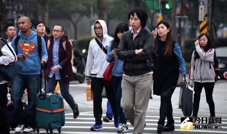 ▲根據氣象專家吳德榮表示，週五（5日）氣溫開始回暖，氣溫飆升到30度，不過，等到下週一（8日）開始首波冷空氣南下，氣溫轉濕冷，低溫探14度。（圖/Nownews資料照）