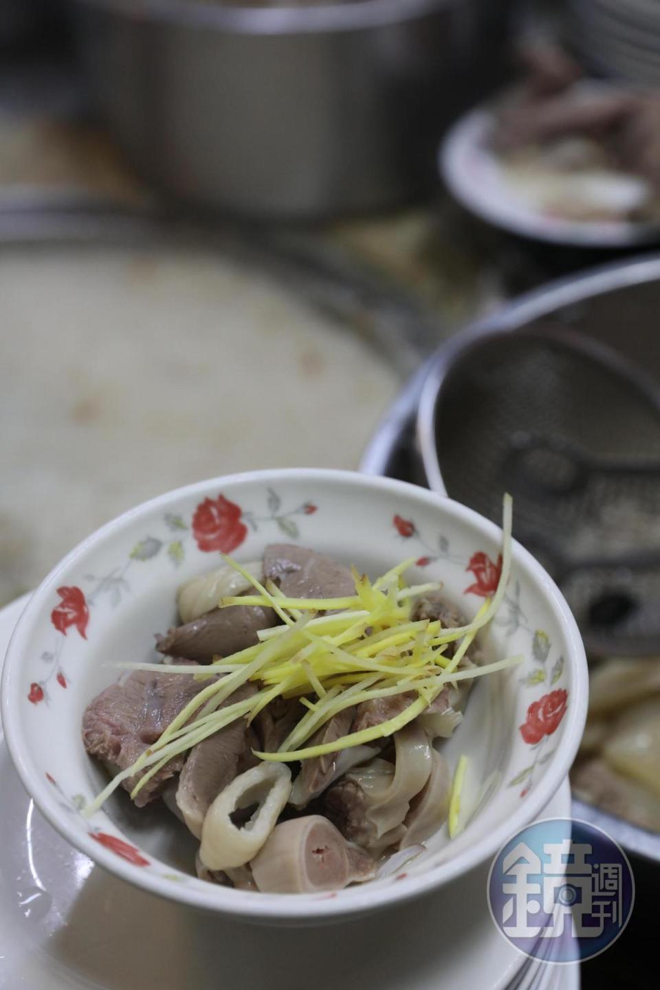 「羅媽媽米粉湯」隱藏版料理「綜合內臟湯」，是內臟控的天菜。