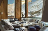 <p>Récemment élu plus beau chalet du monde aux World Ski Awards, cette villa proposée par Le Collectionnist est un petit bout de paradis. La décoration imaginée par l’architecte Manuel Nogueira (cabinet AndArchitects) invite les motifs graphiques à réveiller un intérieur où le bois, la lumière et le marbre dialoguent avec élégance. </p><br><a href="https://www.lecollectionist.com/fr/location-luxe/etoile-du-nord-west-wing-val-d-isere" rel="nofollow noopener" target="_blank" data-ylk="slk:Acheter;elm:context_link;itc:0;sec:content-canvas" class="link ">Acheter</a>