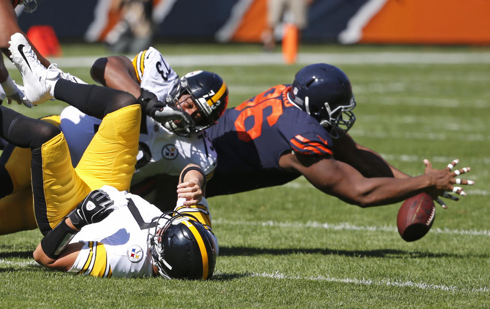 <p>Chicago Bears defensive end Akiem Hicks (96) recovers the loose ball after Pittsburgh Steelers quarterback Ben Roethlisberger (7) was sacked during the first half of an NFL football game, Sunday, Sept. 24, 2017, in Chicago. (AP Photo/Charles Rex Arbogast) </p>