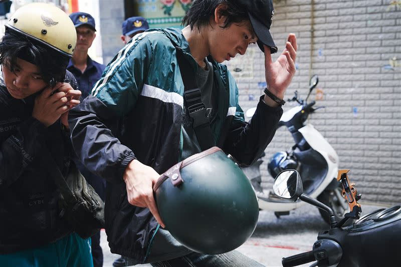 黃聖球（右）和鍾家駿（左）在《壞男孩》為生活當詐騙車手。（圖／好勁影業有限公司提供）