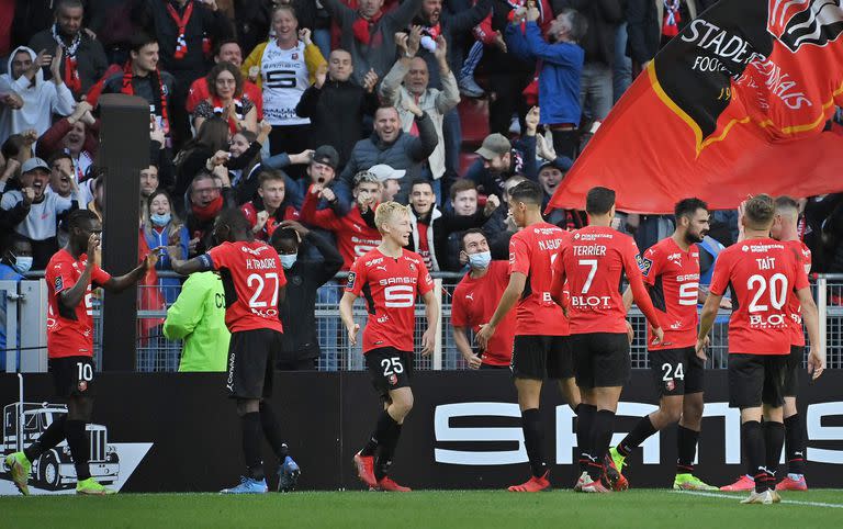 Los jugadores del Rennes celebran tras anotar durante el partido de fútbol francés L1 entre el Stade Rennais (Rennes) y el Paris Saint-Germain en el Roazhon Park de Rennes el 3 de octubre de 2021 (Foto de LOIC VENANCE / AFP).