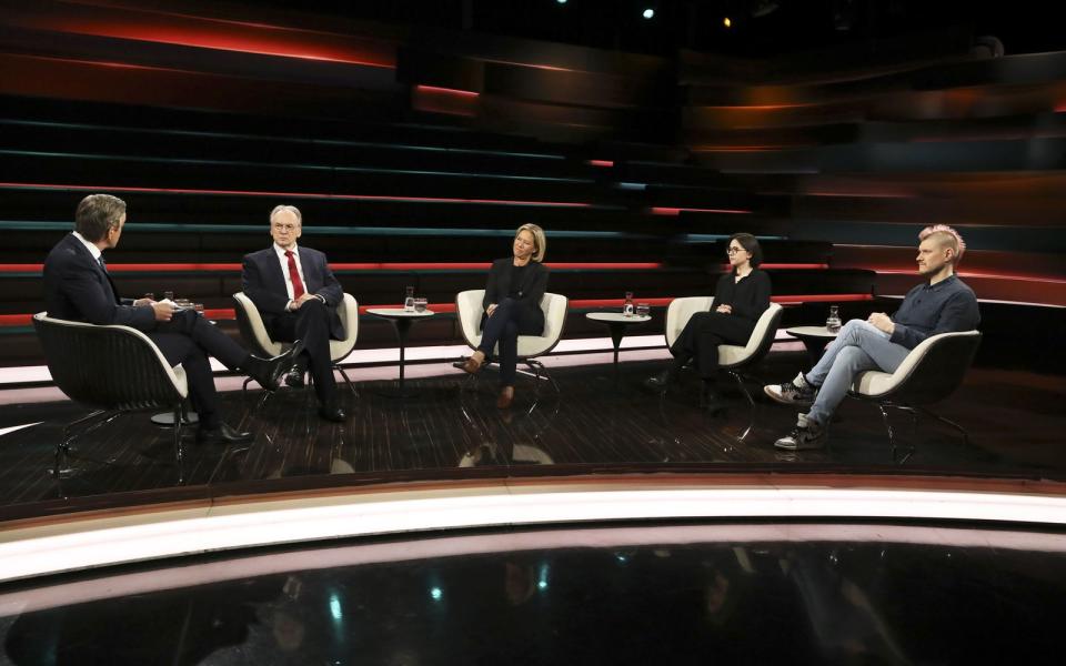 Markus Lanz (links) diskutierte am Donnerstagabend mit Reiner Haseloff (zweiter von links), Christine Strobl (Mitte), Anne Hähnig und Sascha Lobo. (Bild: ZDF / Cornelia Lehmann)