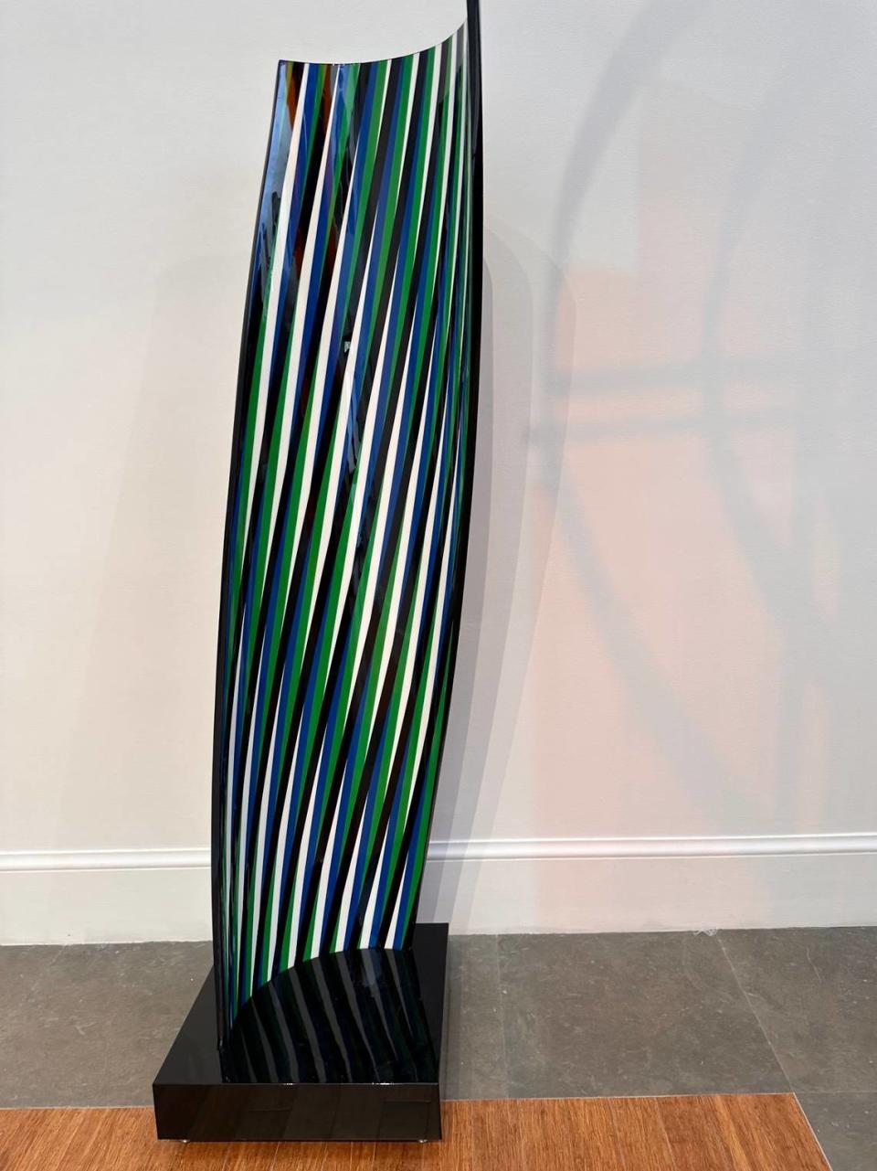 “Cromovela Avila A” (2015) de Carlos Cruz-Diez. PVC, acrílico y acero. Foto cortesía/Ana María Carrano