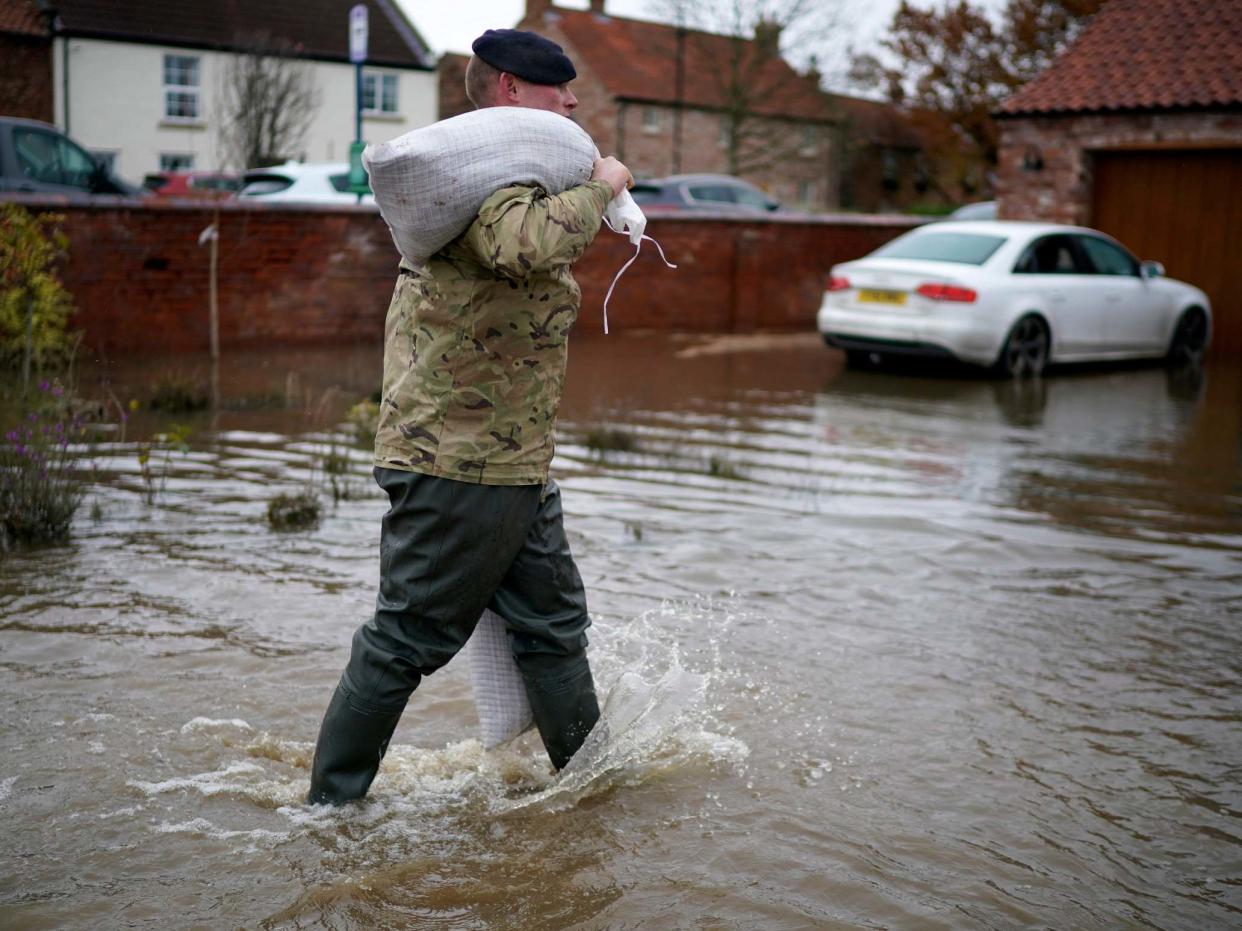 Soldiers help with sandbagging homes in the village of Fishlake (Getty)