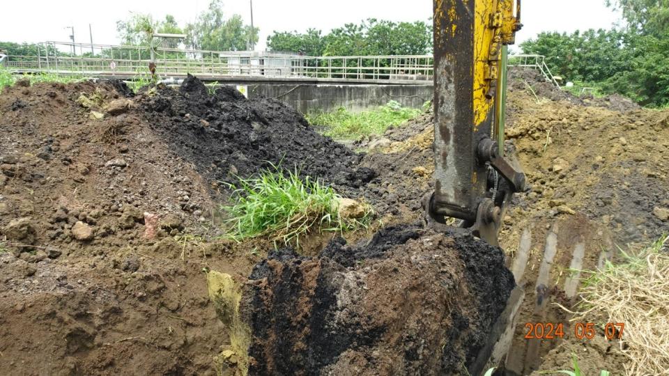 現場開挖出之回填污泥與原土明顯不同，且散發陣陣異味。台南地檢署提供
