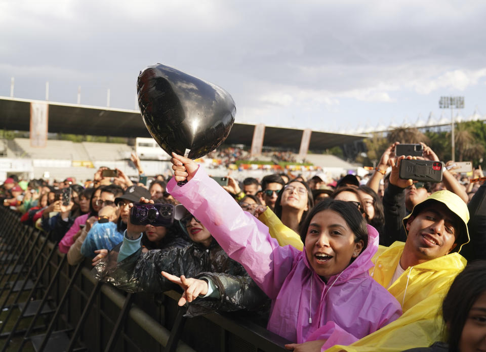 El público de Elsa y Elmar durante su presentación en el festival Vive Latino en la Ciudad de México el domingo 19 de marzo de 2023. (Foto AP/Fernando Llano)