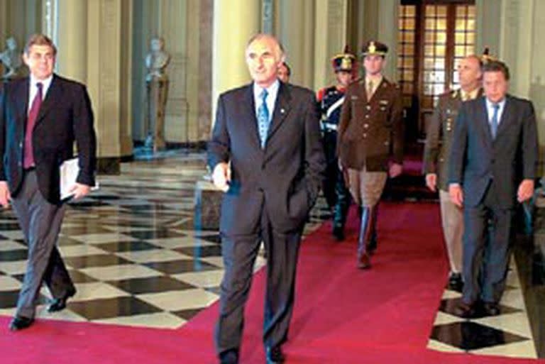 De la Rúa, acompañado por Baylac y Gallo, camino a la conferencia de prensa en la Casa Rosada 