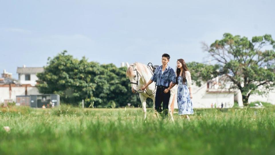 李現、劉亦菲劇中為了拍攝宣傳廣告，兩人假扮成情侶入鏡。（圖／MyVideo提供）