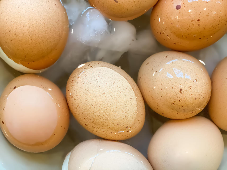 撈出水煮蛋放入冰水冷卻3分鐘以上，方便後續剝殼。
