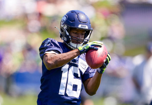 Tyler Lockett talks to K.J. Wright about how to play through injuries