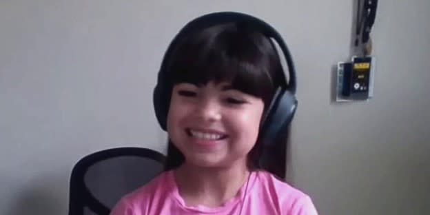 María Paula Mazón, a 10-year-old singer, imitates Selena Quintanilla. (Telemundo Hoy Día)