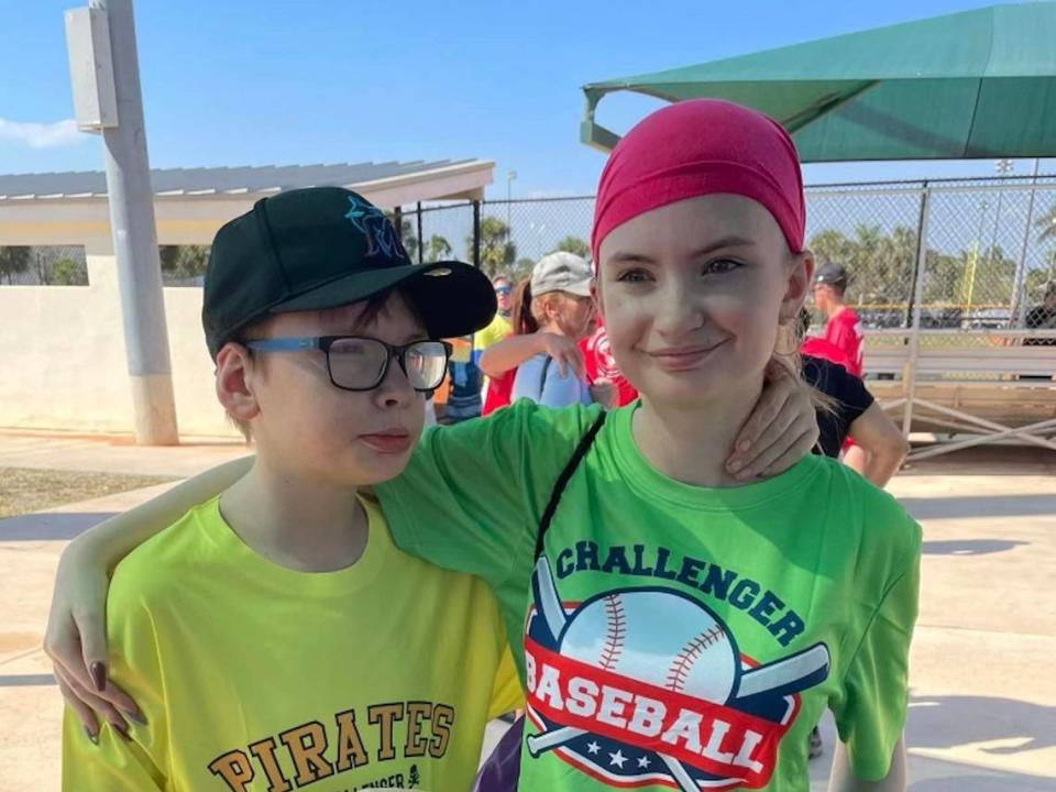 Ethan Feaster, a la izquierda, y su hermana, Jazmín, después de un partido en Challenger Baseball, una liga para niños con necesidades especiales. Ethan juega y Jazmín es una "compañera" que ayuda a los niños en el campo.