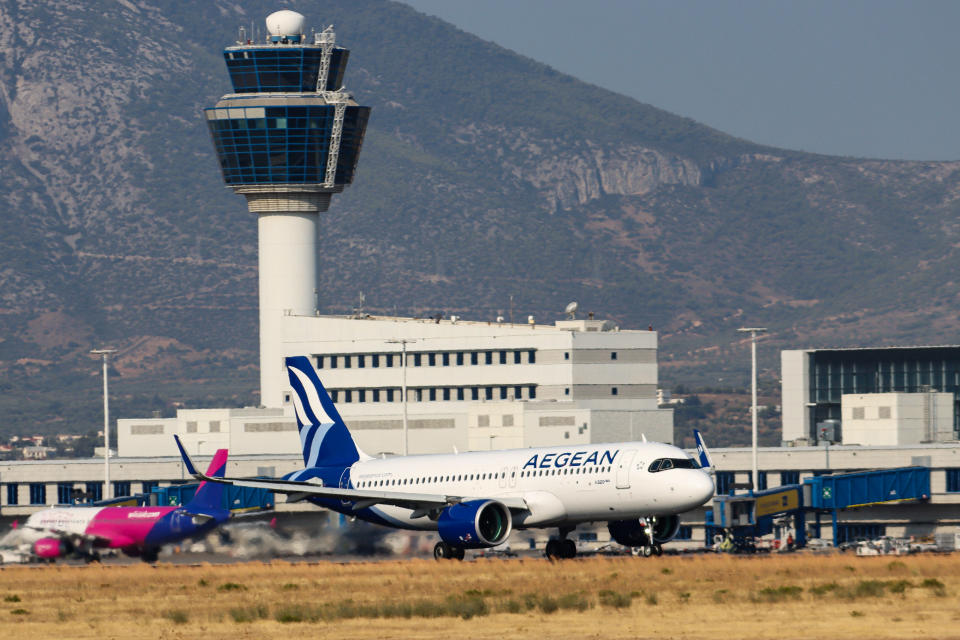 Los griegos también disponen de muchos aeropuertos en relación con su población. Concretamente, 17,8 por cada 100.000 kilómetros cuadrados. (Photo by Nicolas Economou/NurPhoto via Getty Images)