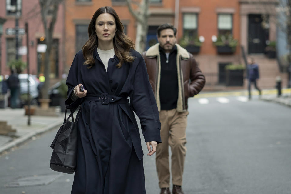 DR. DEATH -- “Like Magic” Episode 201 -- Pictured: (l-r) Mandy Moore as Benita Alexander, Edgar Ramírez as Dr. Paolo Macchiarini -- (Photo by: Scott McDermott/PEACOCK)