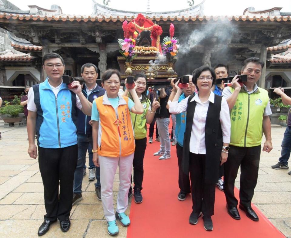 王惠美等人在鹿港龍山寺恭請「龍王尊神」起駕，正式宣布鹿港慶端午系列活動開跑。（記者曾厚銘攝）