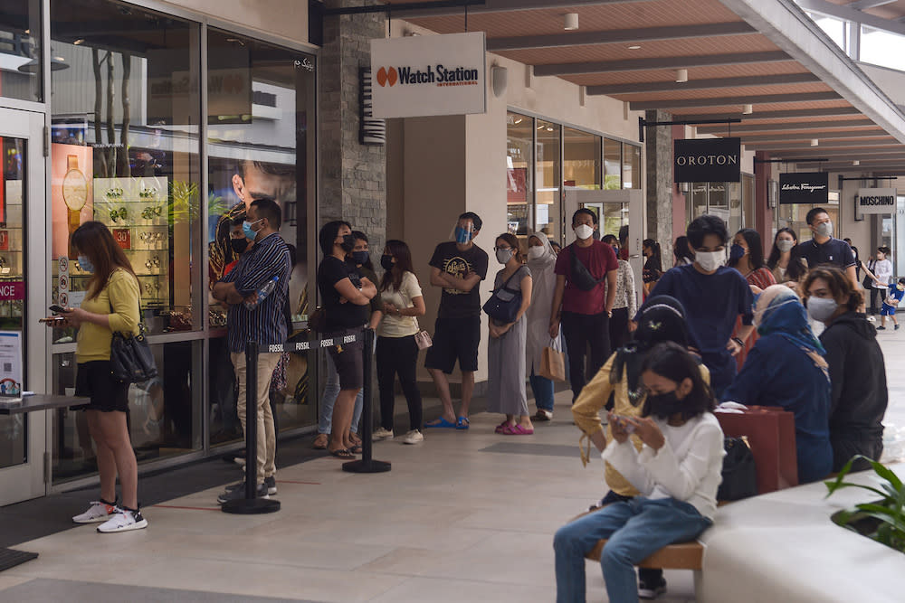 People queue to enter the Genting Premium Outlet shopping mall in Genting Highlands October 16, 2021. — Picture by Miera Zulyana