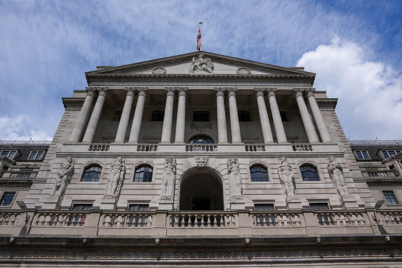 Bank of England rises intrest rate to 1.75% as inflation hits 13%