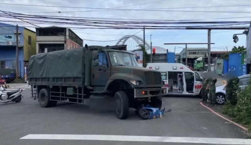 陳姓士兵昨駕駛軍卡，不慎和一台機車發生車禍，導致機車上母女雙亡。（翻攝自記者爆料網）