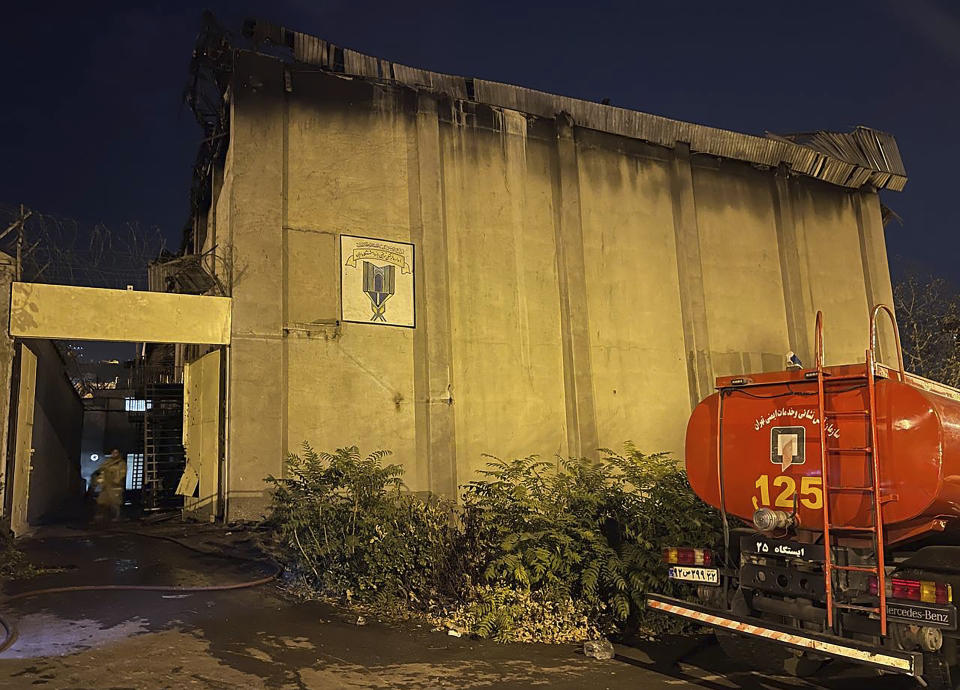 En esta imagen proporcionada por la agencia de noticias estatal IRNA el domingo 16 de octubre de 2022 se ve un edificio tiznado por el humo tras un incendio en la propiedad del penal de Evin, en Teherán, Irán. (IRNA via AP)