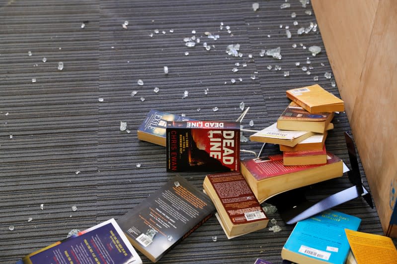 Libros tirados en el suelo dentro de una biblioteca de la Universidad Politécnica de Hong Kong (PolyU) en Hong Kong,