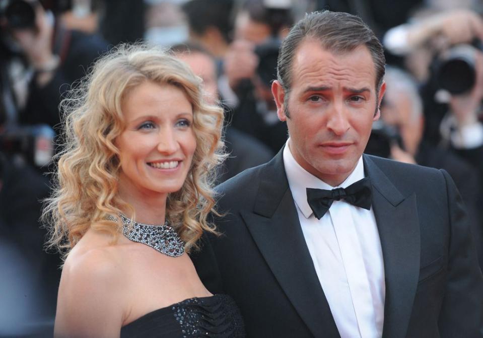 <p><b>Alexandra Lamy & Jean Dujardin</b></p><p>En 1997, commence le tournage de la mini-série « Un gars, Une fille ». Alexandra Lamy et Jean Dujardin incarnent respectivement Chouchou & Loulou, un couple de français moyens. Ils arrivent sur le tournage chacun mariés de leur côté et finissent ensemble. Ils se sont mariés à l’été 2009 et ont trois enfants à eux deux. Leur divorce est annoncé en 2014.</p> <br>