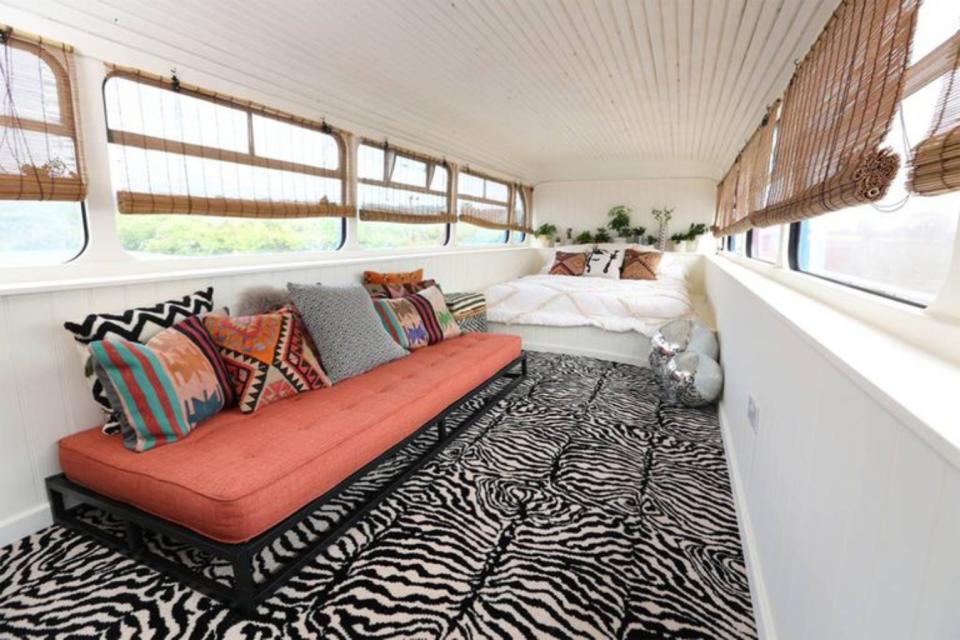 En la parte superior se encuentra el dormitorio, con una cama doble y otra supletoria y una llamativa alfombra <em>animal print</em> que hará las delicias de los fans de las Spice Girls. (Foto: <a href="http://www.airbnb.co.uk/rooms/34270765?guests=1&adults=1&sl_alternate_dates_exclusion=true&source_impression_id=p3_1557931335_xqvRpDwmFxJ4lfxF&irgwc%5B%5D=1&irgwc%5B%5D=1&irclid%5B%5D=0phX9dyuexyJUdYwUx0Mo3EzUkl3jl3lh00wyA0&irclid%5B%5D=0Ed0FRyPnxyJUdYwUx0Mo3EzUkl3vPXlmR9ZR80&ircid%5B%5D=4560&ircid%5B%5D=4560&c%5B%5D=Skimbit%2C%20Ltd._290446&c%5B%5D=Skimbit%2C%20Ltd._290446&af%5B%5D=126295512&af%5B%5D=126295512" rel="nofollow noopener" target="_blank" data-ylk="slk:Airbnb;elm:context_link;itc:0;sec:content-canvas" class="link ">Airbnb</a>).