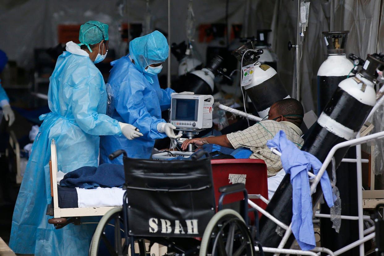 Un patient attend dans la zone réservée au cas possible de Covid-19, à l'hôpital de Pretoria, en Afrique du Sud, le 11 janvier 2021. - Phill Magakoe / AFP